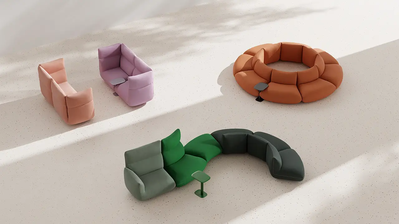 **Alt-Text:** Modulares Loungesystem Jalis Flow von COR in verschiedenen Farb- und Formvarianten, arrangiert in offener Raumgestaltung. Zu sehen sind kreisförmige, lineare und geschwungene Sitzkonfigurationen in Orange, Rosa, Lila und Grüntönen, jeweils ergänzt durch kleine Beistelltische – ideal für flexible, kommunikative Arbeits- und Begegnungsräume.