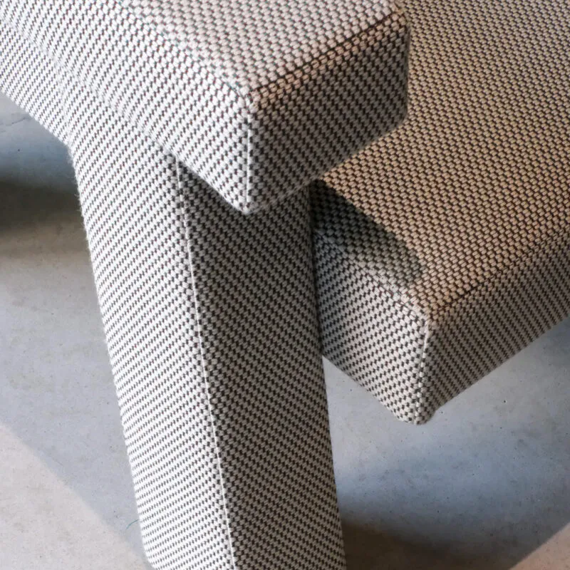 Detailansicht des Mohs Chair – Stoffstruktur und Geometrie im Fokus Nahaufnahme des Mohs Chair von Philip Bogaerts mit feinem, grafischem Stoffmuster in Schwarz-Weiß und präzise gearbeiteten Kanten – zeigt hochwertige Polsterverarbeitung und geometrische Formgebung.