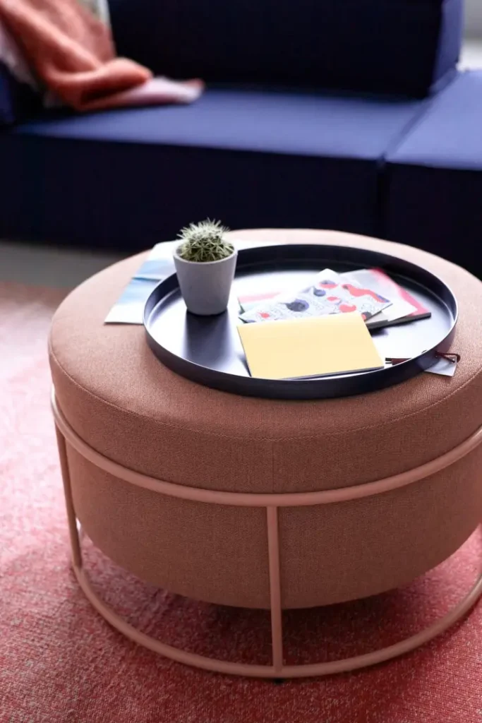 Großer runder Drop Hocker von COR in Roséton mit Tablett, Pflanze und Notizen – stilvoll genutzt als flexible Ablage in einem gemütlichen Lounge-Bereich.