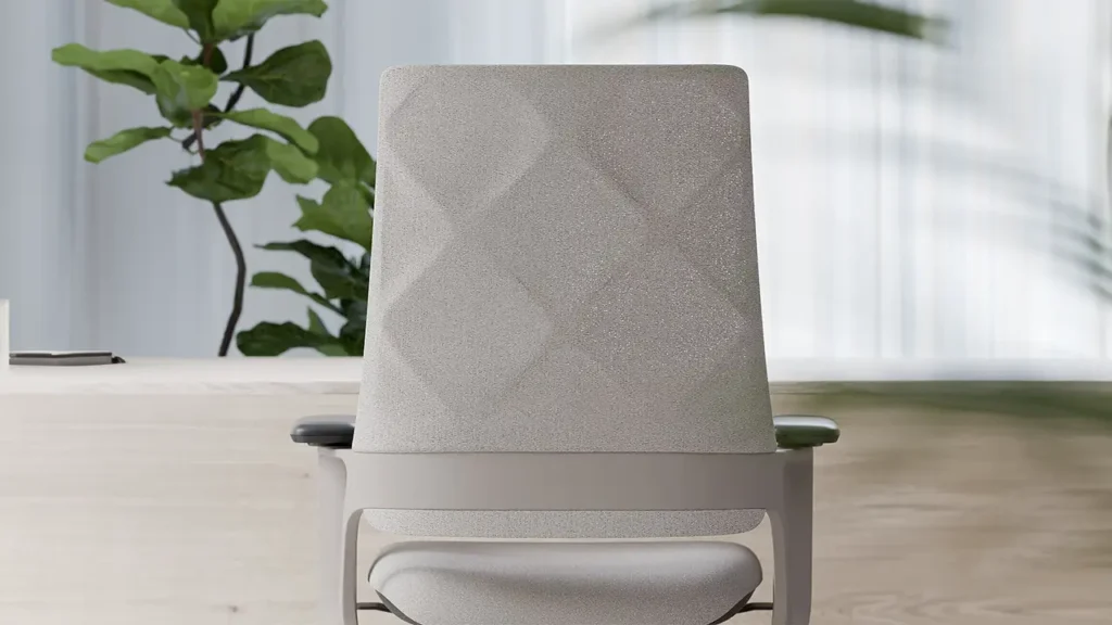 Frontale Rückansicht des Klöber Connex Signature Stuhls in „Simply Taupe“ mit feiner 3D-Mesh-Struktur und geometrischem Muster, im hellen, modernen Büroambiente mit Pflanzen.