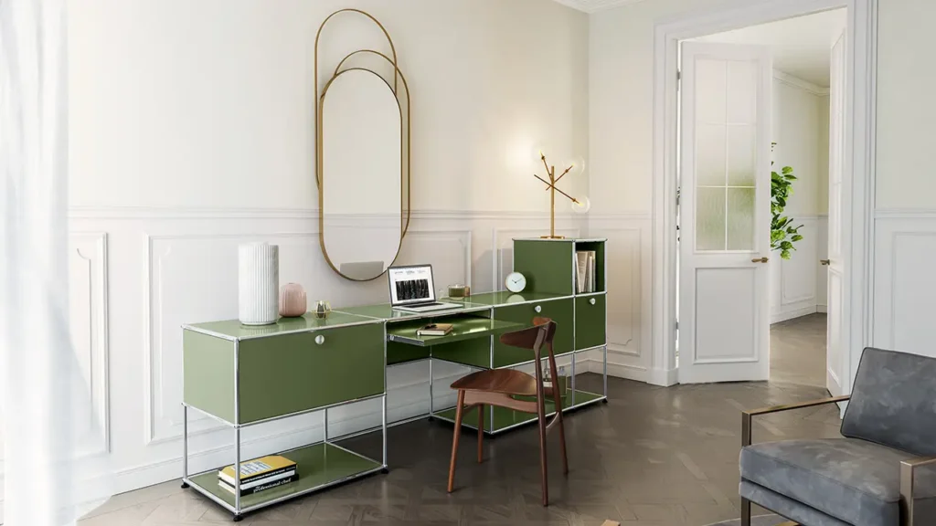 USM Haller Homeoffice in Olivgrün mit Holzstuhl, Wandspiegel und modernem Interieur – elegante Arbeitsplatzgestaltung von unitedspaces in Berlin.