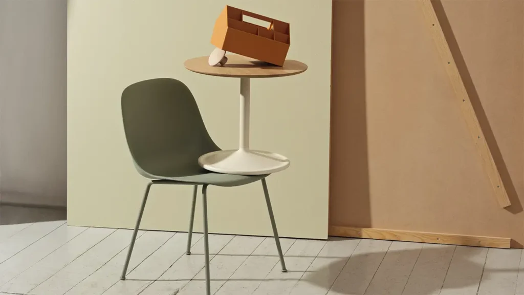 Minimalistisches Interieur mit grünem Muuto-Stuhl und rundem Beistelltisch – skandinavisches Design mit nachhaltiger Eleganz.