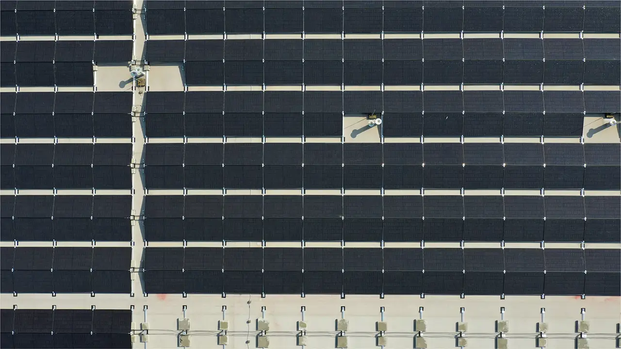 Luftaufnahme der Solaranlage auf dem Dach der Prostoria-Manufaktur in Kroatien – Symbol für energieeffiziente, nachhaltige Möbelproduktion.