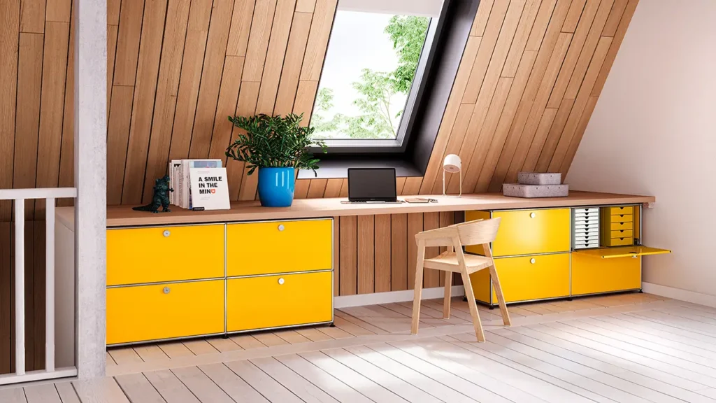 Helles Homeoffice mit gelbem USM Haller Möbelmodul unter Dachschräge – modernes, modulares Arbeitsplatzdesign mit Stil und Funktion.
