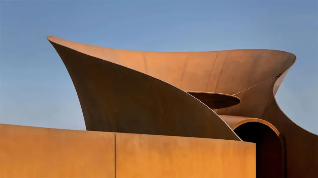 Detailaufnahme der skulpturalen Architektur auf dem Vitra Campus in Weil am Rhein – Sinnbild für Designkultur, Innovation und Nachhaltigkeit.