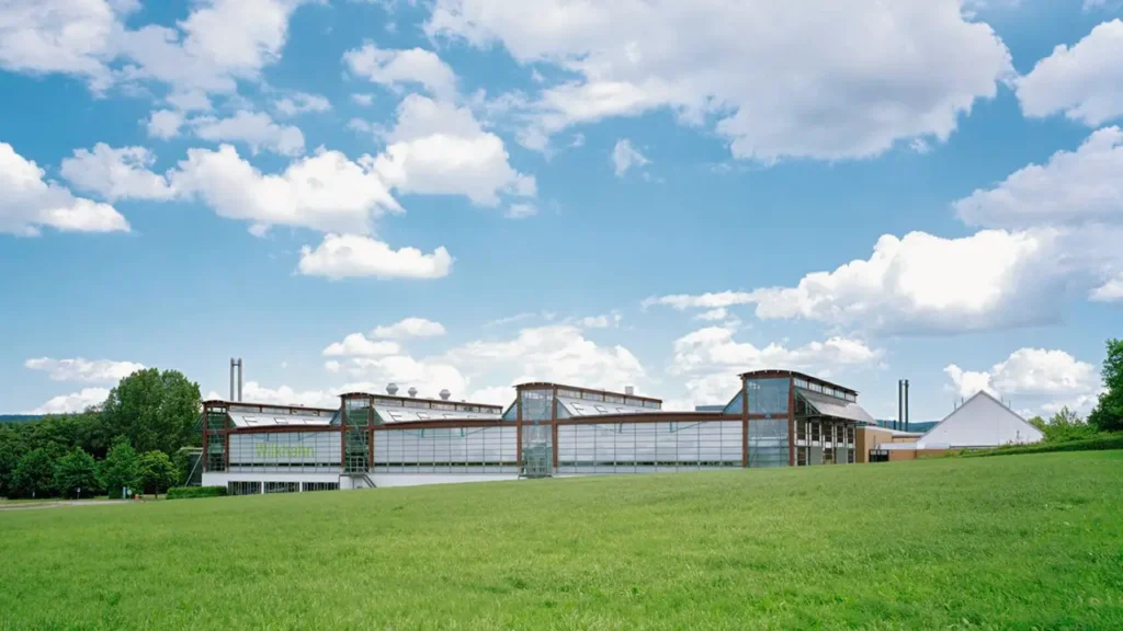 Ansicht des Wilkhahn-Werks in Bad Münder mit moderner, lichtdurchfluteter Architektur – Symbol für nachhaltige Produktion und Innovation in Deutschland.