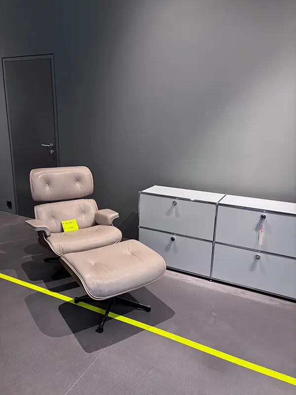Archive Sale bei unitedspaces – Designklassiker im Showroom Design-Loungesessel mit Ottoman und USM Sideboard als Ausstellungsstücke im Archive Sale Showroom von unitedspaces