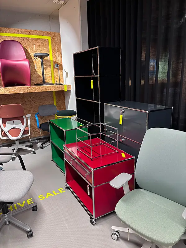 Archive Sale bei unitedspaces – USM Möbel und Bürostühle im Showroom Auswahl an USM Möbeln und Bürostühlen als Ausstellungsstücke im Archive Sale Showroom von unitedspaces in Berlin-Mitte