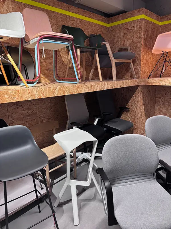 Archive Sale bei unitedspaces – Auswahl an Stühlen im Showroom Verschiedene Designstühle und Bürostühle als Ausstellungsstücke im Archive Sale Showroom von unitedspaces