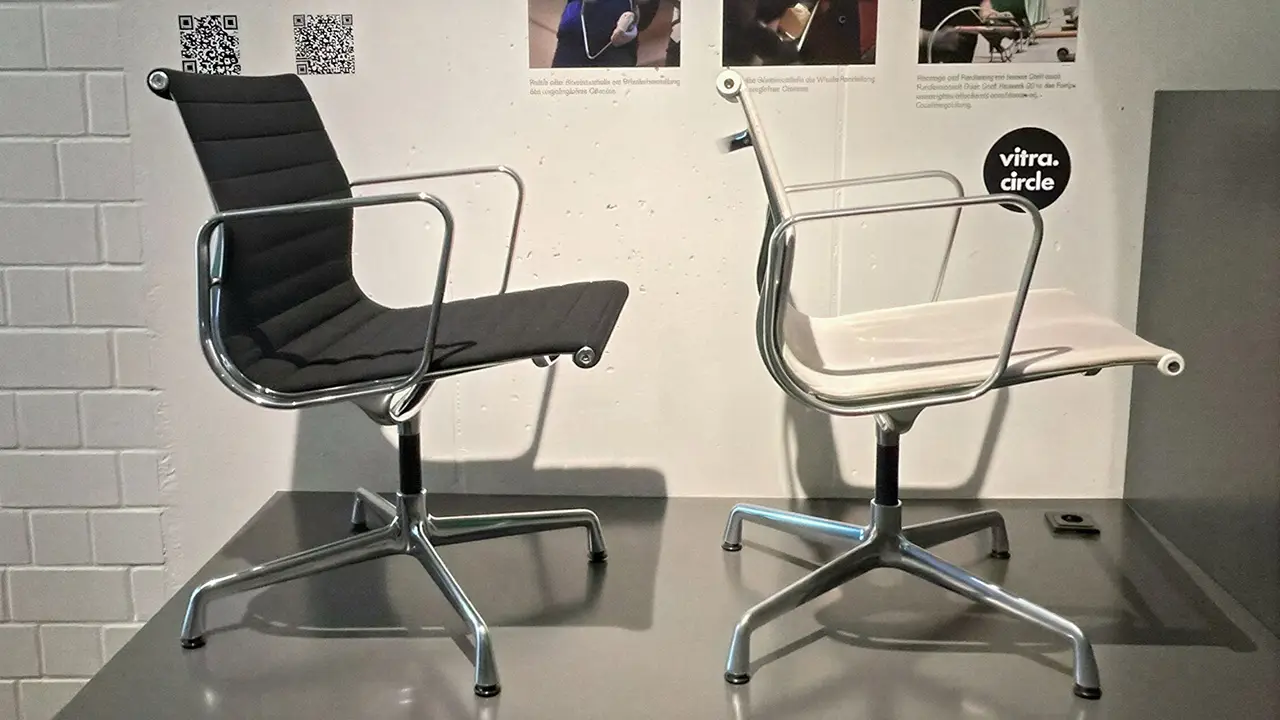 Zwei Vitra Aluminium Chairs als Vitra Circle Ausstellungsstücke bei unitedspaces in Berlin.